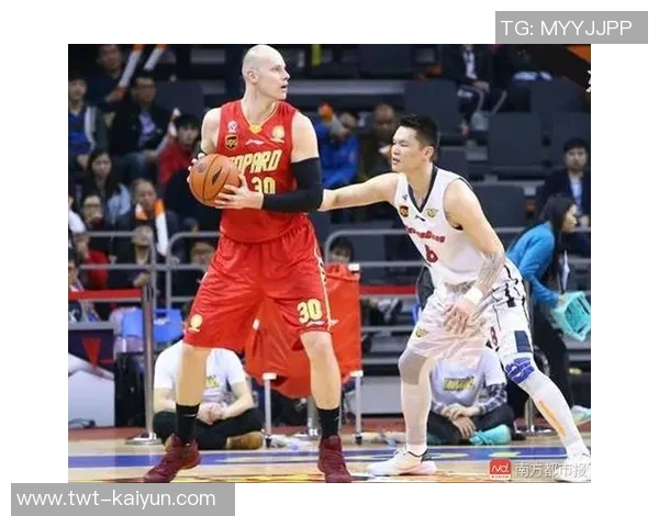 复出之战再次拉伤大腿，兰佩一人径直走回更衣室——篮球场上的悲情瞬间与反思